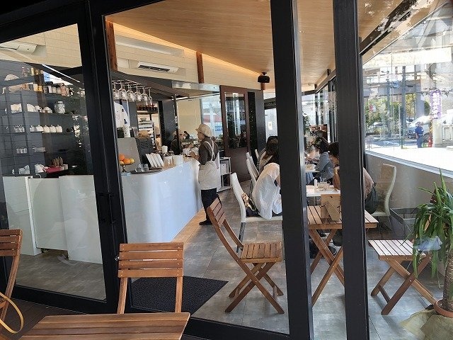ラ・ローズ・ジャポネ店内。カフェスペースは屋外にテラス（手前）が続いている