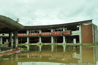 震災遺構としての保存が決まっている大川小学校校舎。2012年当時の様子（iwaryoさん撮影、Flickrより）