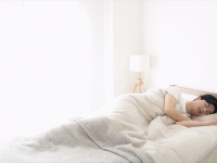 84.3％の人が「寝起きに疲れ」を感じる理由とは？睡眠の質を高めるカギは「寝返り」　ユニクロ調べ