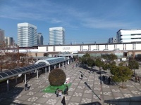 JR京葉線海浜幕張駅南口（掬茶さん撮影、Wikimedia Commons