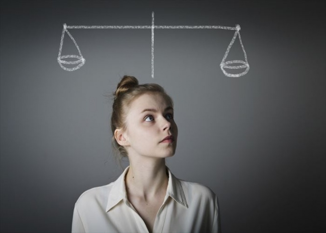 Young slim woman is full of doubts and hesitation. Scale.