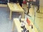親の買い物中に子どもがガラスの扉をいじっていたら…　突然割れて粉々に！！