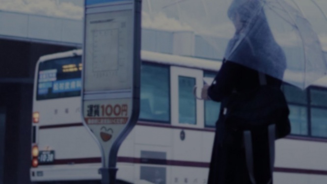 女子高生がバス停でずぶ濡れ、通り過ぎる人に笑われ泣きそう　通り過ぎたお兄さんが走って戻ってきて（鹿児島県・20代女性）