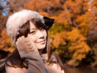 男性が「秋に女性に着てほしい色」ランキング⇒2位は「オレンジ」、1位は？