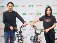 LINEの出澤剛CEO（左）が中国Mobike（モバイク）との提携を発表