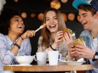 キミとデートは無理かな！　男性が仲が良くても一緒に食事をしたくない女友だちの言動5つ！