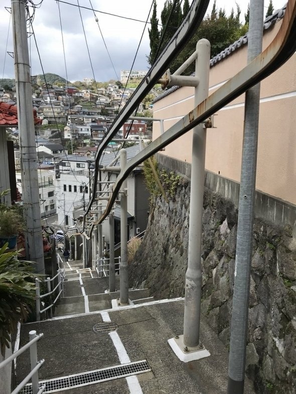 続く坂道（同上）