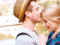 ●●の前で“チュッ”！　女子が憧れる「キスのシチュエーション」５