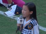 ７歳の少女がサッカーの試合で国歌斉唱。そのパワフルすぎる歌声に圧倒される！
