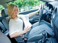 妊娠中の自動車事故は妊娠前・出産後よりも明らかに高い（depositphotos.com）