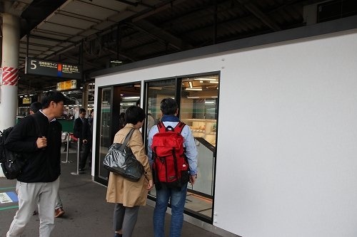 道すがら店内を見る人多数