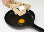 誰でも簡単に卵が割れる“エッグオープナー”を身近にある材料で作る過程が面白い