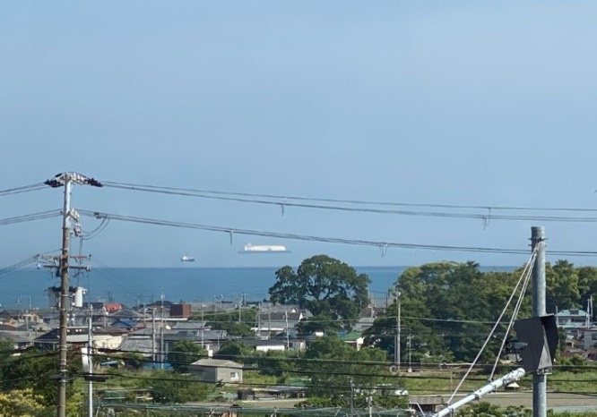 船が浮いてる！？（もりやさんのツイートより）