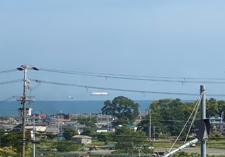 船が浮いてる！？（もりやさんのツイートより）