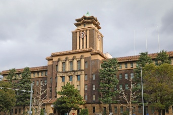 【児童27人分の顔写真入り】　『デジカメ紛失』　市立小学校教諭(20代)の「引き出しから消える…」