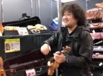 そりゃ店員さんも慌てるわ… 葉加瀬太郎が初心者用バイオリンで『情熱大陸』を試し弾き。