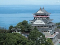熱海城は熱海城で個人的には好きな城風建築物だが（Batholithさん撮影, Wikimedia Commonsより