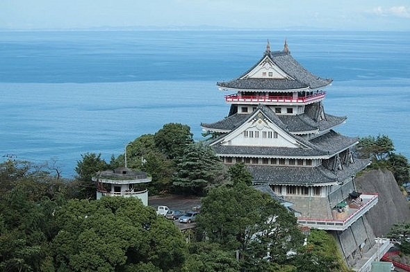 熱海城は熱海城で個人的には好きな城風建築物だが（Batholithさん撮影, Wikimedia Commonsより
