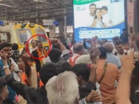 インドのローカル列車の運転手が退職する日、大勢の乗客が集まり感謝の踊りを踊る