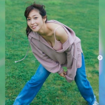 インスタグラム：鷲見玲奈(@sumi__reina)より