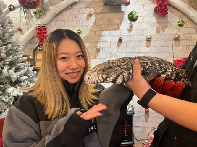1メートル超えの巨大爬虫類「テグー」と激近ツーショット!? 奈良いきものミュージアムの「チェキ会」が斬新すぎる件