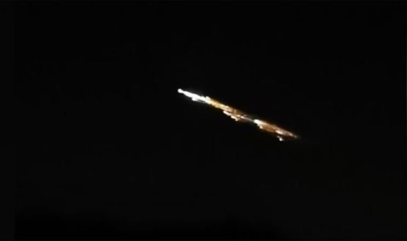 夜空を照らす謎の発光現象に目撃者多発。オーストラリアでUFO騒ぎ、その正体は？