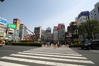 JR蒲田駅東口（RGB256さん撮影、Wikimedia Commons