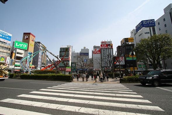 JR蒲田駅東口（RGB256さん撮影、Wikimedia Commons