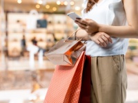 買い物しながらの「ながらスマホ」は余計なものを買ってしまう可能性高し（米研究）