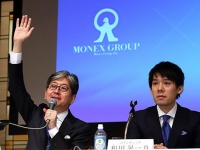 ネックスグループ・松本大社長兼CEO（左）とコインチェック・和田晃一良社長（写真：つのだよしお/アフロ）