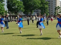「静岡あるある」ビデオ撮影で県民と踊る4sizのメンバーら