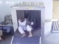 ちょ、何してんスか！？ 　手荷物用のX線マシンを自分ごと通過してしまった男性