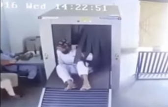 ちょ、何してんスか！？ 　手荷物用のX線マシンを自分ごと通過してしまった男性