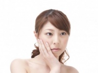 目尻のシワに、ほうれい線……。女性の“シワ”は何歳からできるもの？