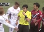 【珍事】サッカーの主審が笛と間違えてイエローカードをくわえる！？