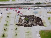 ナポリの病院駐車場で地面が陥没、巨大な陥没穴が出現。コロナ患者らは無事避難（イタリア）