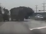 荷物を積みすぎなトラック。　最後はやっぱり…！（笑）