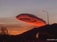 終末的光景すぎて絶句。トルコ上空に出現した赤色に染まるUFOみたいなレンズ雲