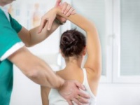 肩こりや腰痛は正しい診断を受けることが一番（shutterstock.com）
