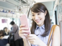 アラサー男性の本音！　電車の中で付き合う女性にしてほしくないこと・4選