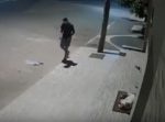通行人の男性が、道端で眠るワンちゃんにしてあげた優しい行動にほっこり。