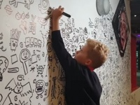 学校で落書きばかりしていた問題児、絵の才能が認められレストランの壁絵を描くアーティストに（イギリス）
