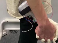 指寂しい？恋人つなぎを疑似体験できるハンドロボット「お散歩彼女」は手汗や匂いまで再現されていた（日本研究）