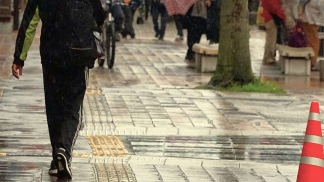 雨の日、バス停で(画像はphotoAC)