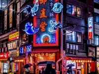 もはやSF映画の世界じゃん...　雨降る夜の大宮がめっちゃサイバーパンクな件