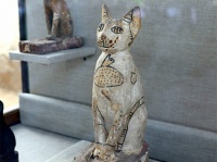 古代ピラミッドの墓の中から数十体の猫のミイラが発見される。他にもスカラベなど珍しいミイラが続々と