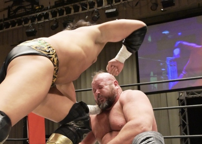 ハートリー・ジャクソンにエルボーを叩き込む渡瀬瑞基