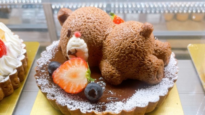 「可愛過ぎて最高」「さすが関西」 京都の洋菓子店が生み出した「タルト・クマネテルヤン」に31万人熱狂
