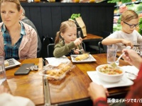 8人の子供を連れた4人の女性グループがレストランで食い逃げ、1人が捕まるも料金を払えず