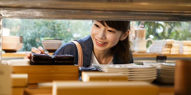 食器を選ぶ女性